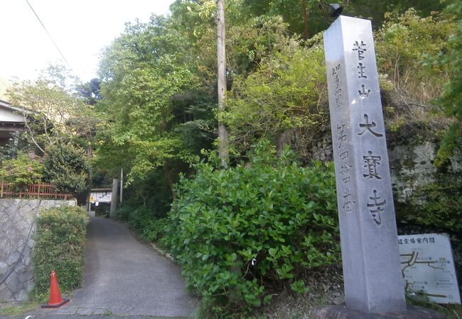 山奥にたたずむ寺院の雰囲気です