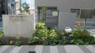 一八通り沿いに建っています