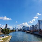 正面に天神橋から天満橋を望みます。