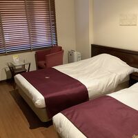 2人で泊まる場合、もう1つの椅子はデスクの椅子を使う。