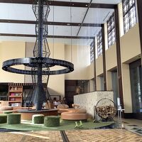 ロビー、新聞あり