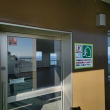 トドワラ入口近くにある避難所。外部のデッキに自由に入れます。