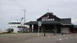 地元の特産品を販売しているスペースがメインですが、観光案内所や流氷観光船の発着場も兼ねています。