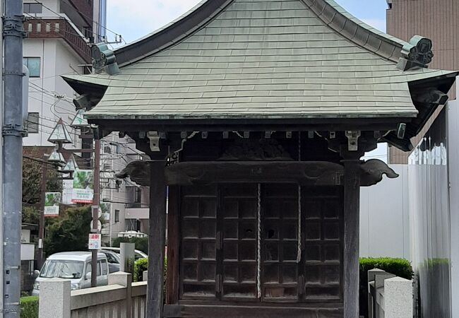 江戸時代の豪商の家の脇にある地蔵堂