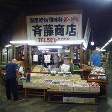 中央市場内の趣きある店構え