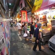 通りの左手は火災後のバリケード塀