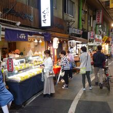 人気の総菜屋にはいつも客が絶えません