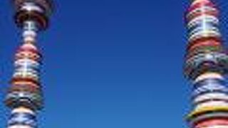 青空によく映えるアート