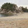 白い砂浜と大きな岩場のなす景観が素晴らしい