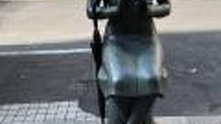 花椿通りにちなんで、椿を持った少女像