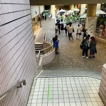 ホテルへ抜ける事が出来る店内の通路の様子です。