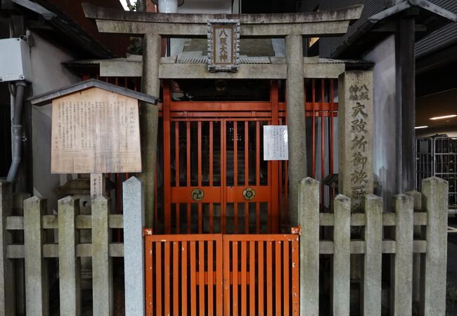 四条駅のすぐ南にあります