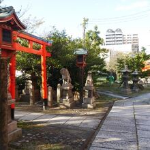 神社境内。