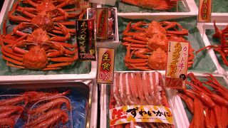 活気がある大きな海鮮市場