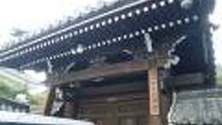 すぐ隣に城跡の碑もある。