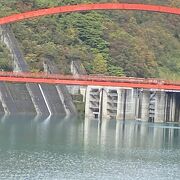 宇奈月温泉駅を出発して最初に見えるダム