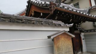 お寺の案内板に注目です