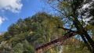 橋を渡った先には人喰岩