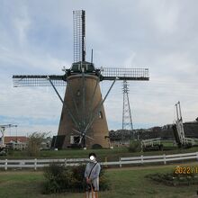 ＜オランダ風車「リーフデ」＞の裏側から撮った