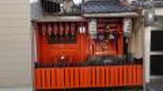 住宅街の隙間に映える朱色