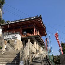 急な斜面に建つ本堂。