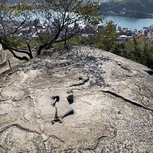 叩くとぽんぽんと音がする鼓岩。