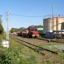 現存する線路と電気機関車（三井化学コンビナート南側より撮影）