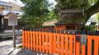 熱心に祈りをささげる人の姿が