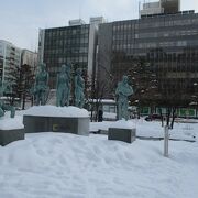 駅前広場にたつ5人の像