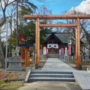 町のど真ん中のある神社