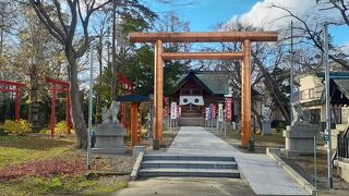 町のど真ん中のある神社