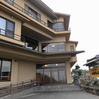 部屋は2階と3階、いずれも海に面しています