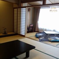 座卓のほかに掘りごたつもあって、ゆっくりくつろげる部屋