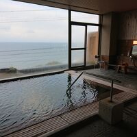宿泊客専用の2階の展望風呂。海が見えて気持ちいい