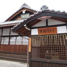 毘沙門天のお堂があります