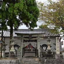 住宅街にある神社