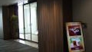 ８番ゲートと９番ゲートの間にあります