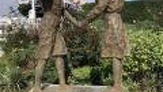 バラ園の中にあります