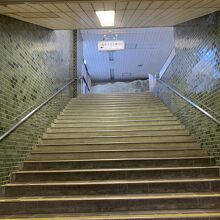 駅構内の階段を上って、お城の天守台跡へ。