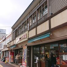 室内の市場もあるので、雨や寒いときも楽しめます