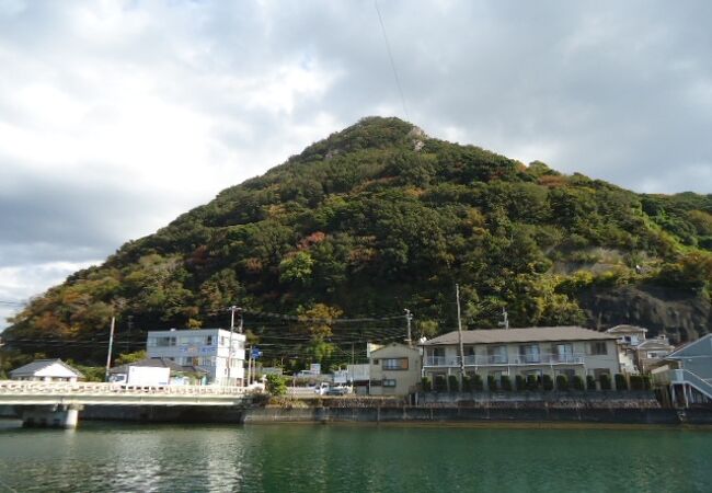 駅からすぐの山