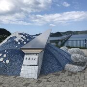 真っ白な角島大橋と日本海のコバルトブルーの海の色のコントラストがきれ観光スポットです。