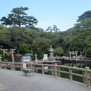 笠山の火山活動でできた明神池は汽水湖です。