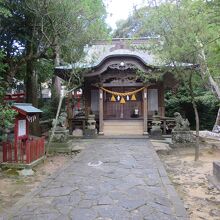 明神池のほとりには厳島神社があります。