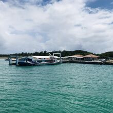 港に停泊する船