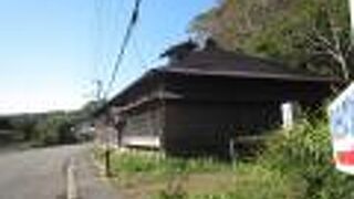 街からは離れた場所