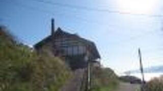 高台にあります