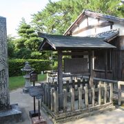 松陰神社境内に残る松下村塾は幕末の偉人を多く輩出した私塾です。