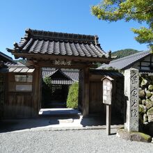 実光院山門