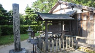 松陰神社境内に残る松下村塾は幕末の偉人を多く輩出した私塾です。